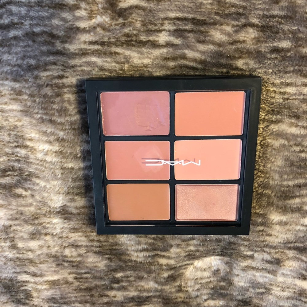 Concealer and Lipstick palette. Gently used.